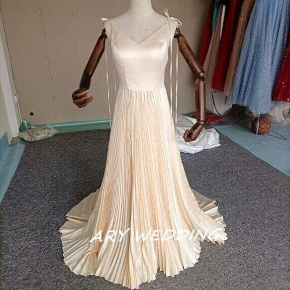 パーティードレス 薄シャンパンの色 スリーツスカート 背中見せ 2次会  