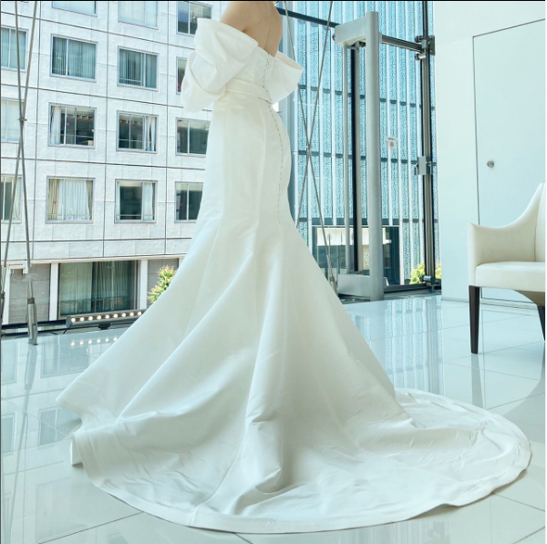 パーティードレス マーメイドライン オフショルダー くるみボタン 花嫁  
