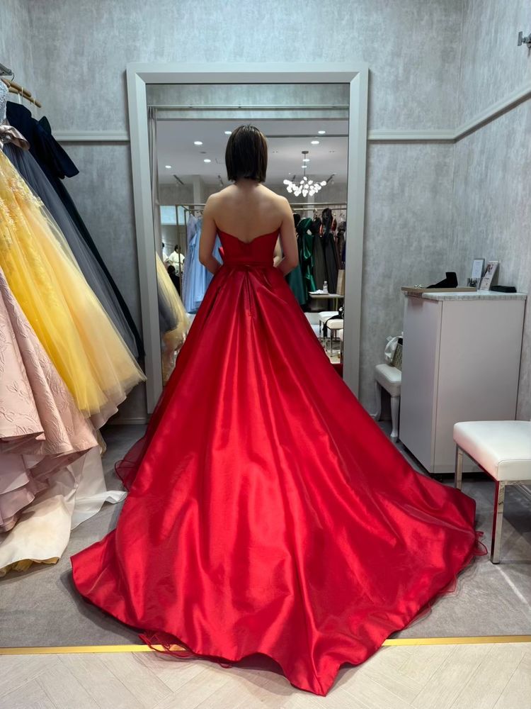 カラードレス ボルドー色 ベアトップ チュールスカート デザイン感  