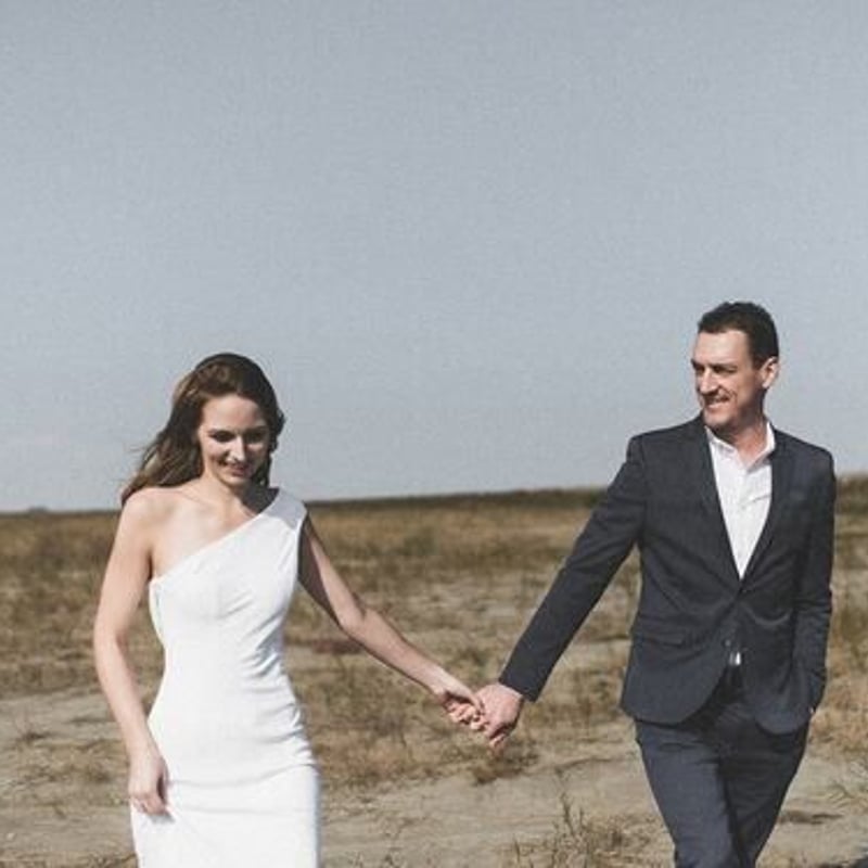 セクシー ワンショルダー ウェディングドレスラッフルフリル 花嫁 2次  