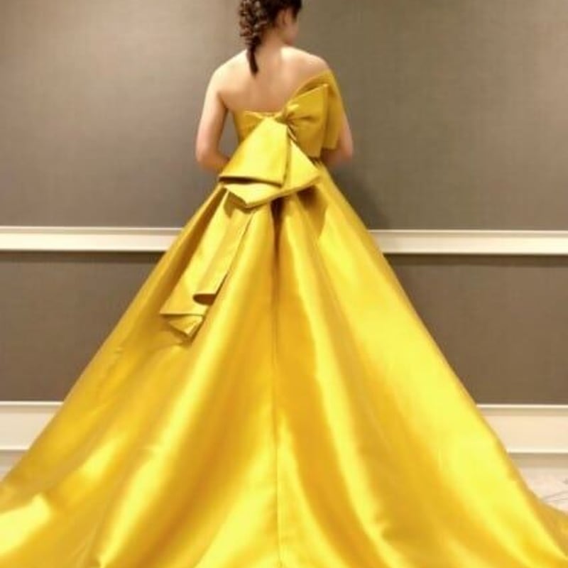 イエロー カラードレス 光沢サテン 華やかなトレーン ベアトップ 結婚  