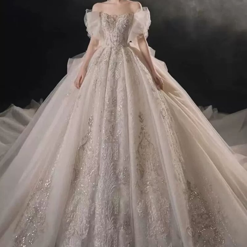 ウェディングドレス ホワイト オフショルダー 花柄のモチーフ ウェディングドレス ホワイト オフショルダー 花柄のモチーフ