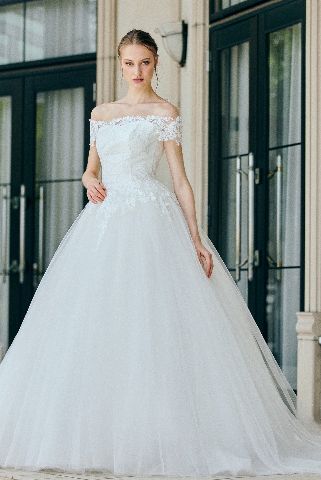 豪華！ウェディングドレス オフショルダー ロングスリーブ 裾に繊細  