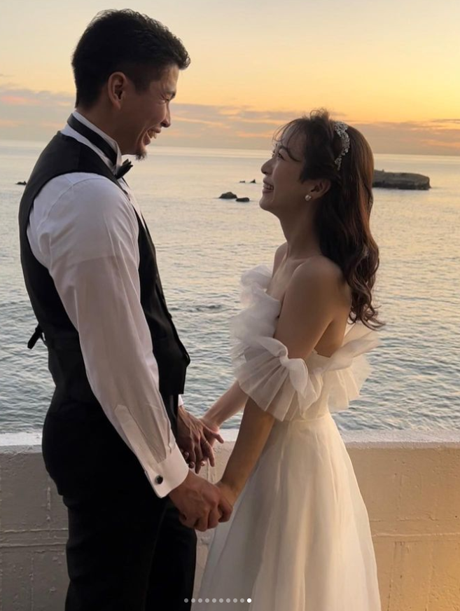 ウェディングドレス ホワイト 人気上昇！ 憧れのドレス フリル袖 オフ  