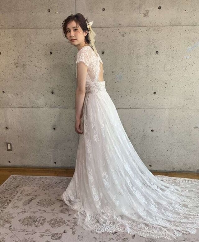 背中見せ 花嫁 ウエディングドレス 可愛い 結婚式 オールレース 袖付き　 ホワイト