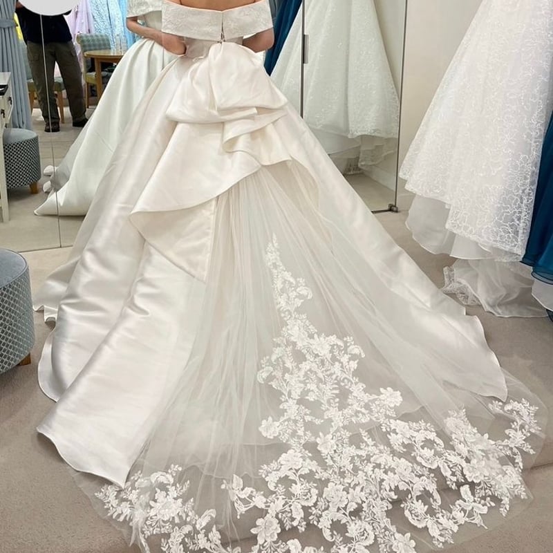 ウエディングドレス オフショルダー 裾に繊細レースをあしらった  