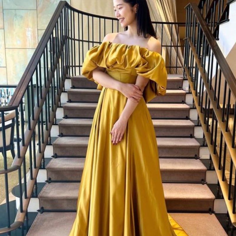 パーティードレス 黄色い 上品！ オフショルダー 背中見せ 光沢サテン  