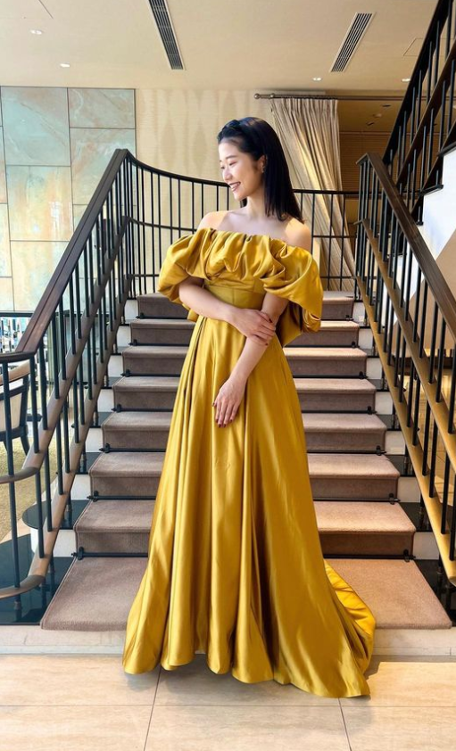 パーティードレス 黄色い 上品！ オフショルダー 背中見せ 光沢サテン  