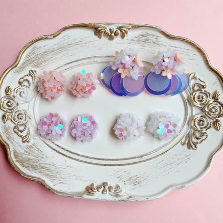 紫陽花の耳飾り◇ドレス（3色ミックスに大判スパンコール）