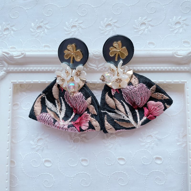 ゴールドクローバーとインド刺繍リボンのピアス | florentins365
