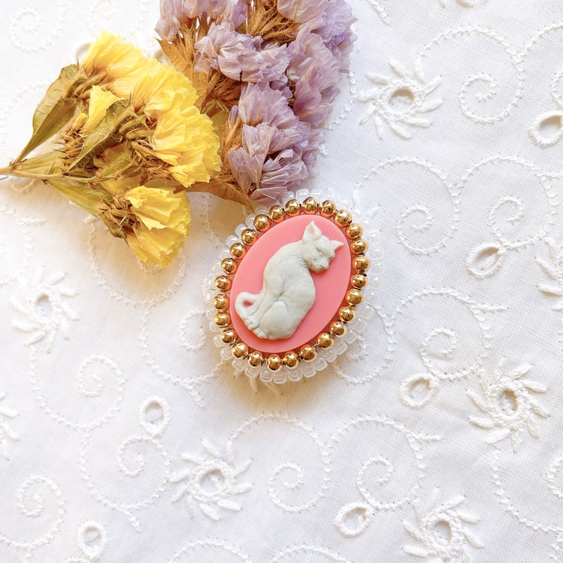 灰猫カメオの帯留（ピンク）【女王の愛猫】 | florentins365 