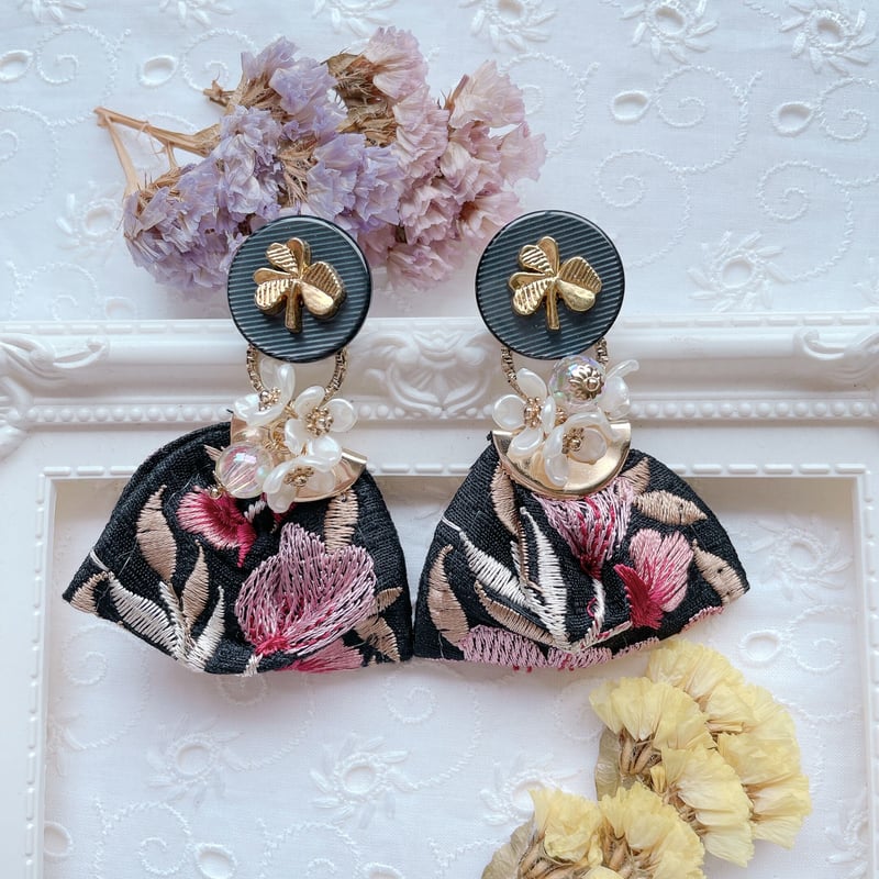 ゴールドクローバーとインド刺繍リボンの2wayイヤリング