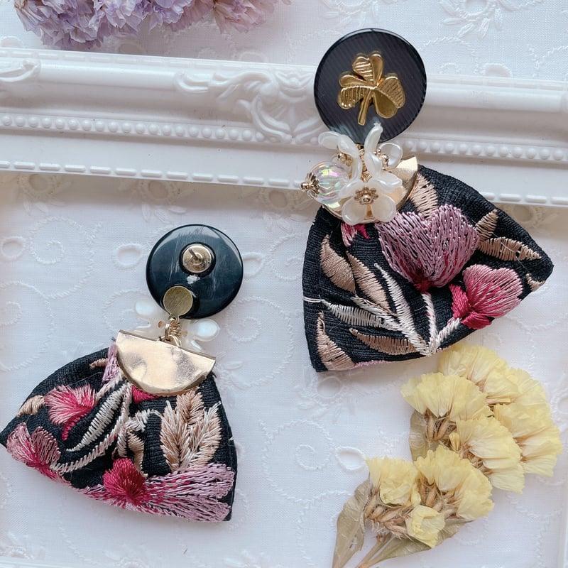 ゴールドクローバーとインド刺繍リボンのピアス | florentins365
