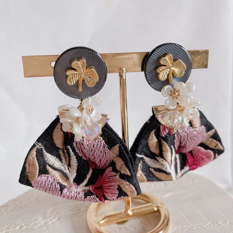 ゴールドクローバーとインド刺繍リボンのピアス | florentins365