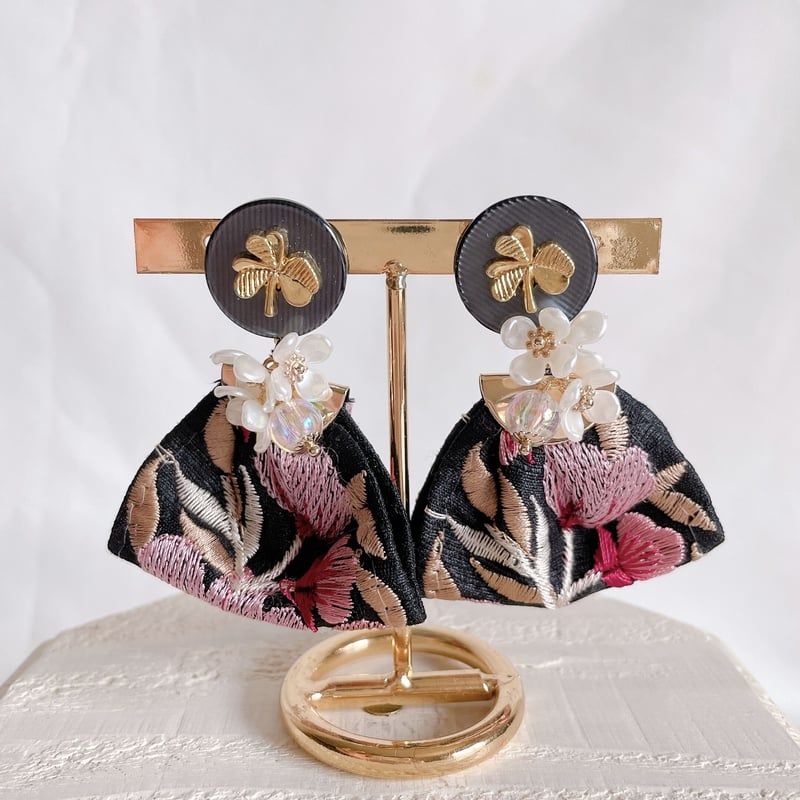 ゴールドクローバーとインド刺繍リボンのピアス | florentins365