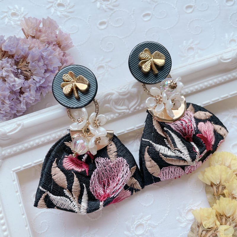 ゴールドクローバーとインド刺繍リボンの2wayイヤリング | florentins365