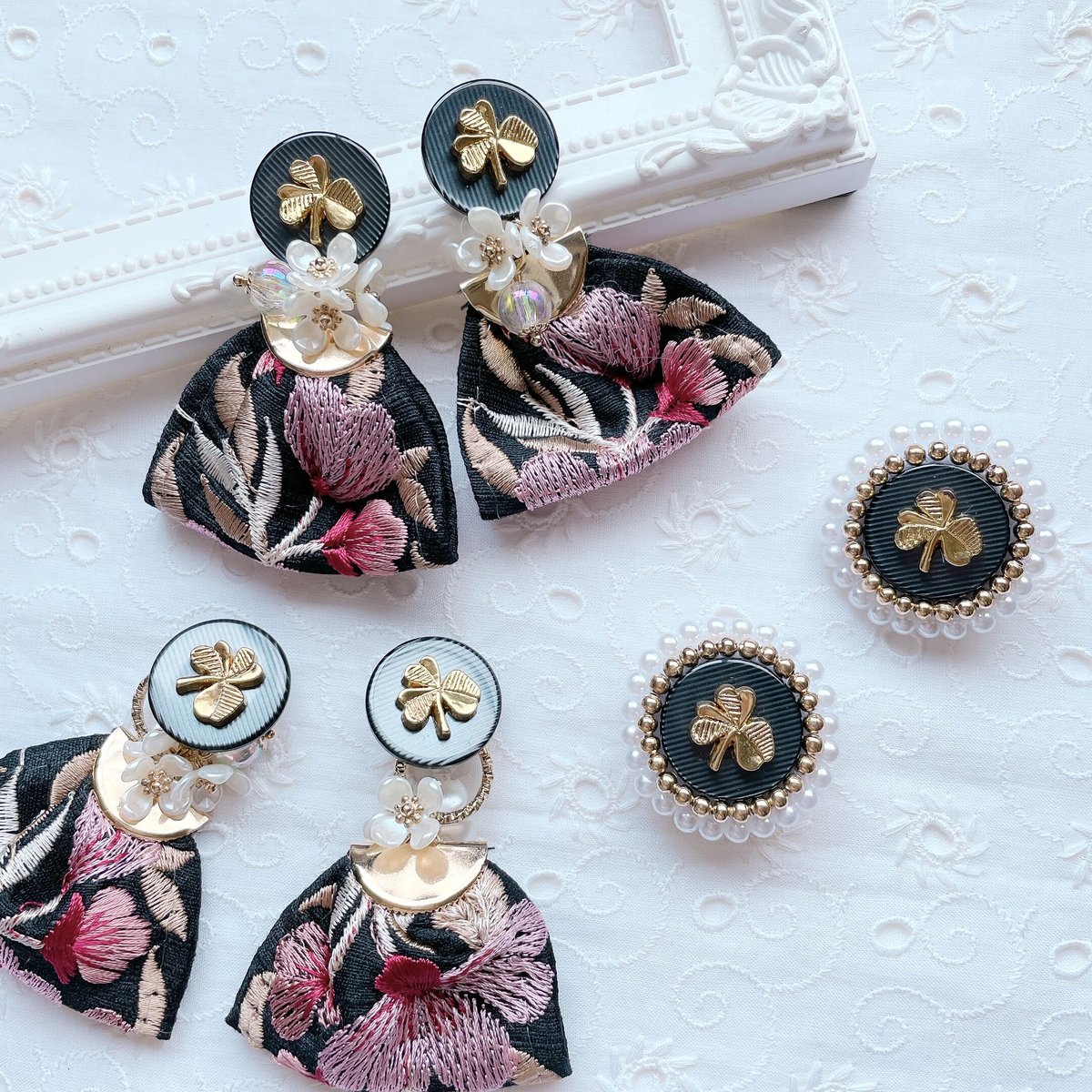 ゴールドクローバーとインド刺繍リボンのピアス | florentins365