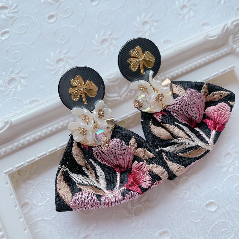 ゴールドクローバーとインド刺繍リボンのピアス | florentins365