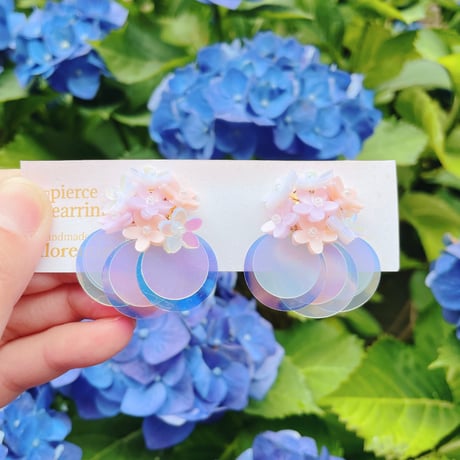 紫陽花の耳飾り◇ドレス（3色ミックスに大判スパンコール）