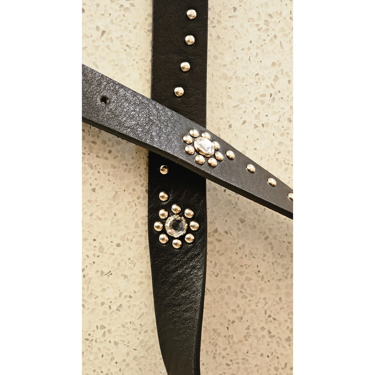 完売 NVRFRGT CRYSTAL STUDDED 1インチ レザー ベルト 