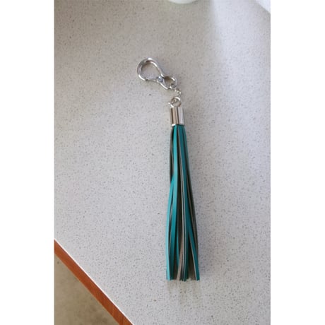 Rich I / ATTACHMENT[LEATER FRINGE CHARM] *EMERALD