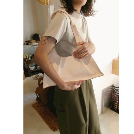 Rich I / TETRA [LEATHER HANDLE BAG] *NATURAL
