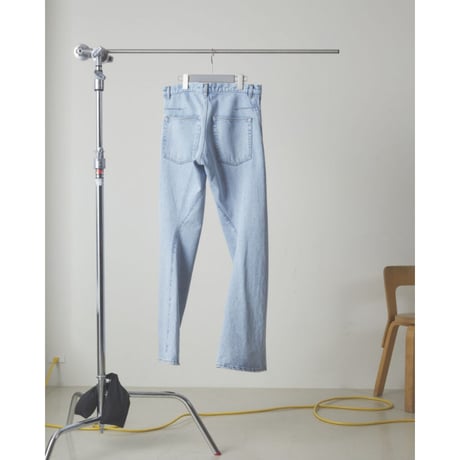 NVRFRGT / 3D TWISTED JEANS- LIGHT FADED INDIGO