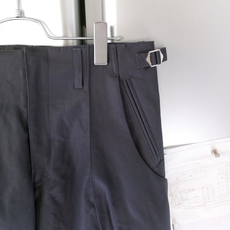 NVRFRGT / S CURVED UTILITY CAPRI TROUSERS *SLATE BLUE