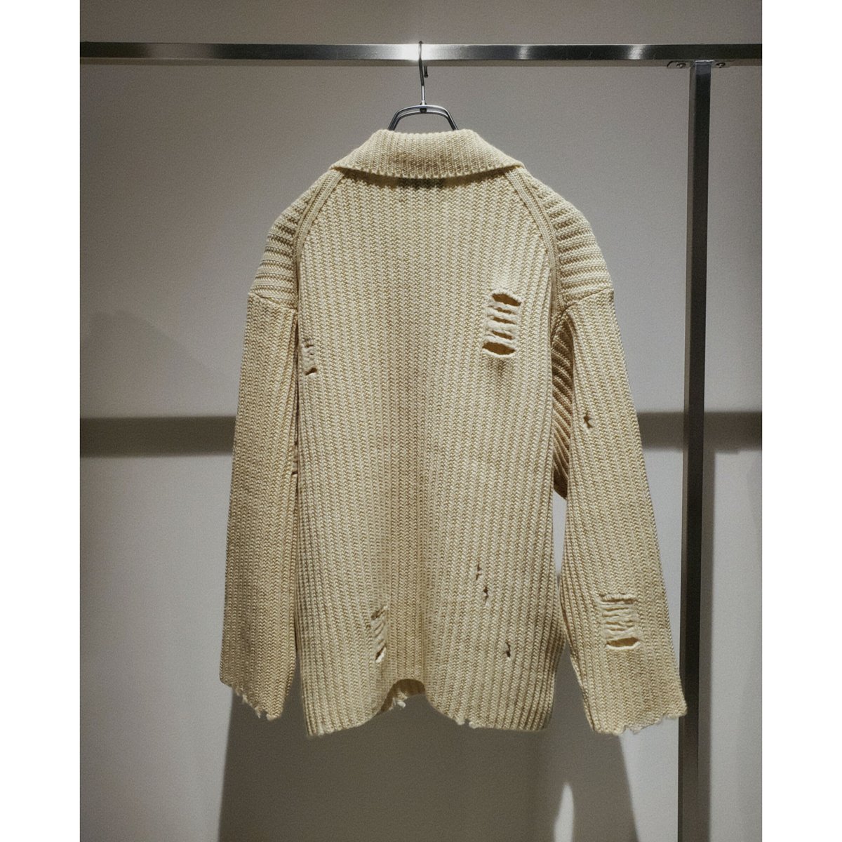 NVRFRGT / RAW WOOL DAMAGED CARDIGAN-ECRU | AVET NVRFRGT / RAW WOOL DAMAGED CARDIGAN-ECRU | AVET