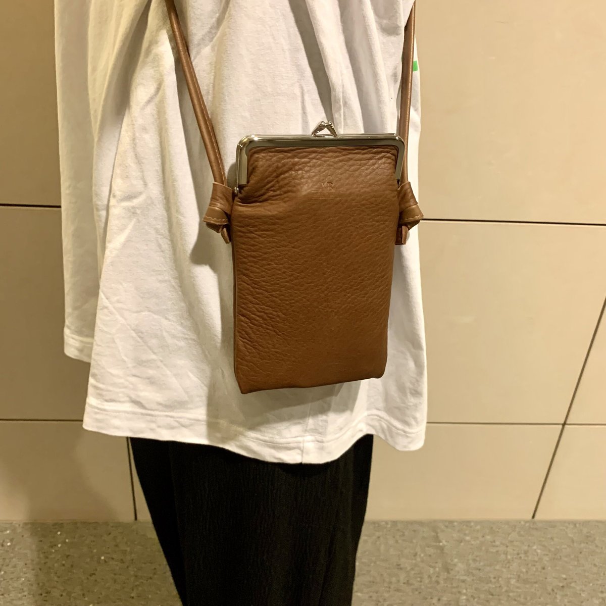 本革】がま口 スマホポシェット/ソフトシュリンク | anroom leather