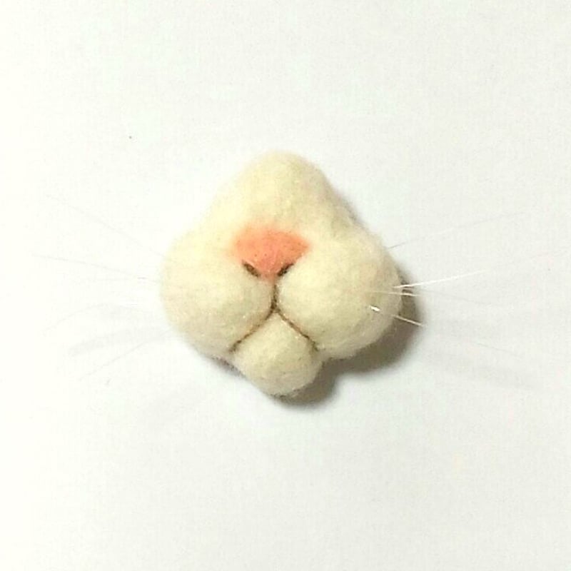 猫の口元ブローチ（シロ） | フェルト工房もふ