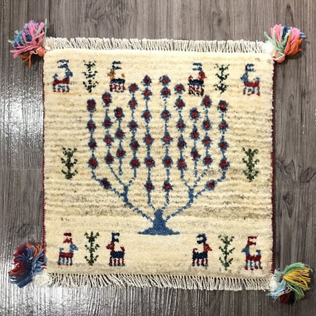 新品　ペルシャ絨毯　手織りギャッベ　40cm×41cm  ナチュラル　生命の木　花　山羊