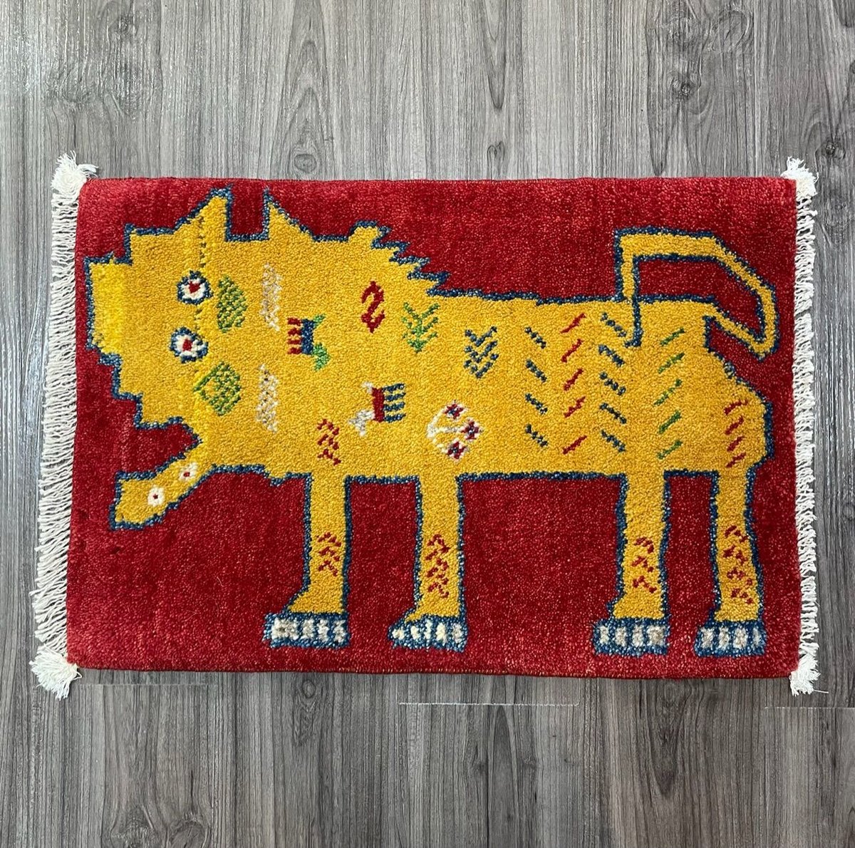 新品　ペルシャ絨毯　手織り　ギャッベ　60×42cm 茜色　ライオン　山羊　生命の木