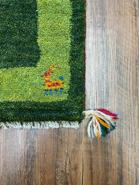 新品 ペルシャ絨毯 手織り ギャッベ59×40cm 緑色 山羊 生命の木 新品 ペルシャ絨毯 手織り ギャッベ59×40cm 緑色 山羊 生命の木