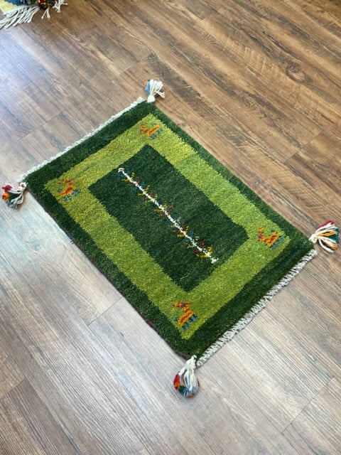 新品 ペルシャ絨毯 手織り ギャッベ59×40cm 緑色 山羊 生命の木 新品 ペルシャ絨毯 手織り ギャッベ59×40cm 緑色 山羊 生命の木