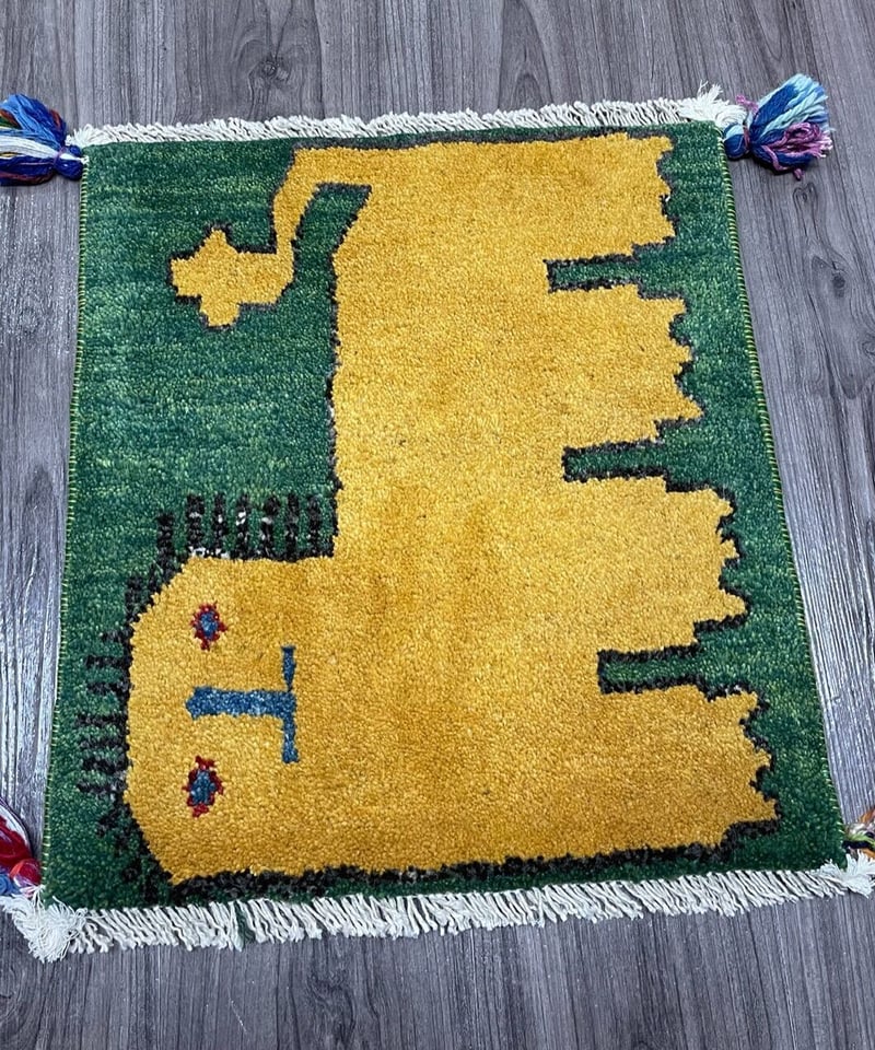 新品　ペルシャ絨毯　手織り　ヤラメ産　ライオン　緑色 新品 ペルシャ絨毯 手織り ギャッベ 43×39cm 緑 ライオン