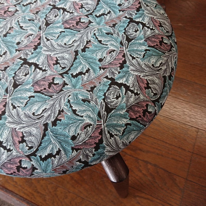 ウィリアム・モリス生地の丸椅子[C] | FUJIWAKAYAMA