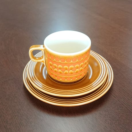 イギリス製ヴィンテージ＜HORNSEA　サフラン ＞カップ＆ソーサーとケーキ皿のセット - 未使用 -