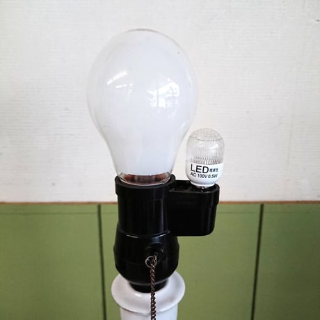 レトロな陶器製テーブルランプ