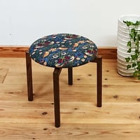 ウィリアム・モリス生地の丸椅子[C] | FUJIWAKAYAMA