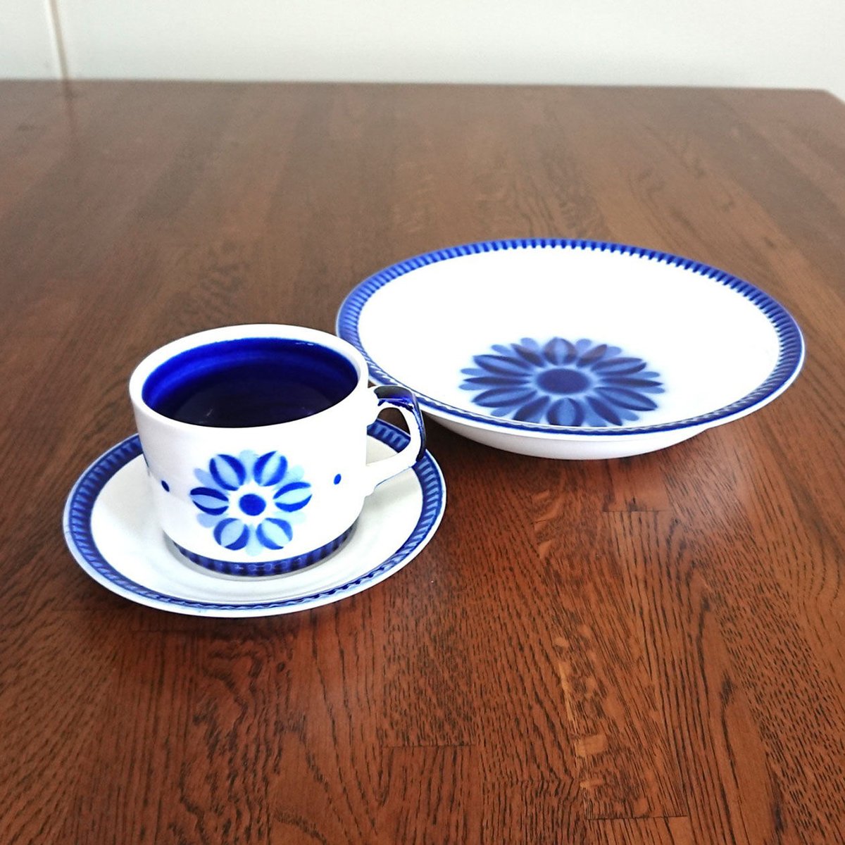 ベルギー製＜BOCH＞ ヴィンテージ・カップ＆ソーサーとケーキ深皿₋未