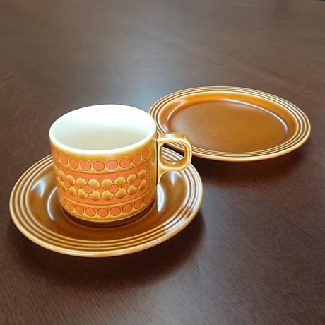 イギリス製ヴィンテージ＜HORNSEA　サフラン ＞カップ＆ソーサーとケーキ皿のセット - 未使用 -
