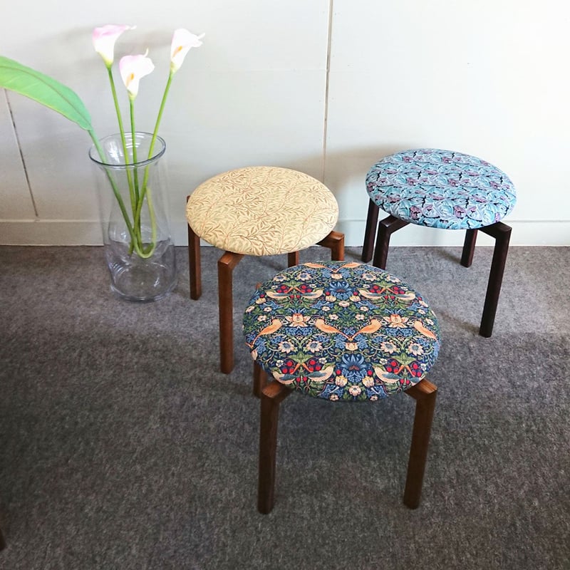 ウィリアム・モリス生地の丸椅子[C] | FUJIWAKAYAMA