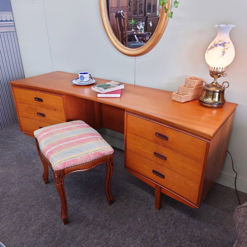 チーク無垢材を使用したイギリスのスクールデスクです。英国の