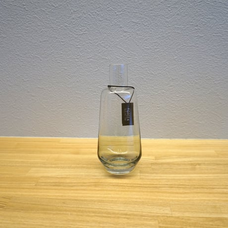 ガラスボトル D