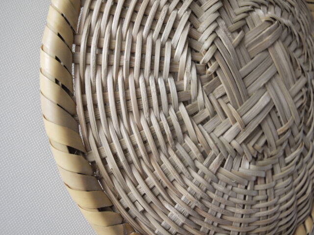 長野戸隠 根曲り竹蕎麦ざる 小ｻｲｽﾞφ直径23cm からむし紐付き | nuukの森