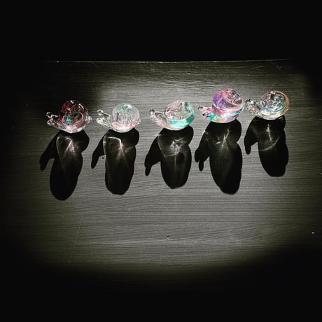 虹色のちびカタツムリ