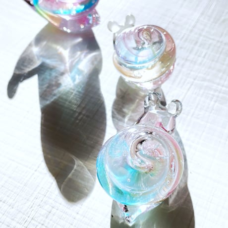 虹色のちびカタツムリ