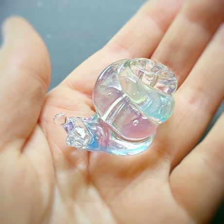 虹色のちびカタツムリ