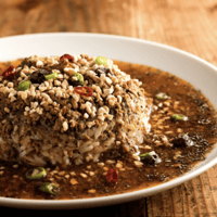 添加物・着色料不使用、美味しさと体の喜びにこだわった。キノコとセロリのキーマカレー